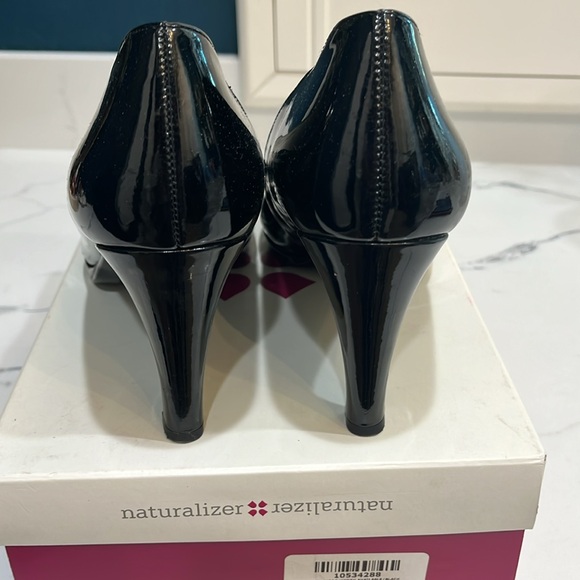Naturalizer Black shiny “Penny” pumps, 10M - Picture 2 of 7
